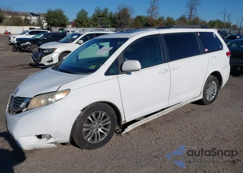 2011 Toyota Sienna Xle V6 z USA, uszkodzony, nr VIN 5TDYK3DC7BS160928
